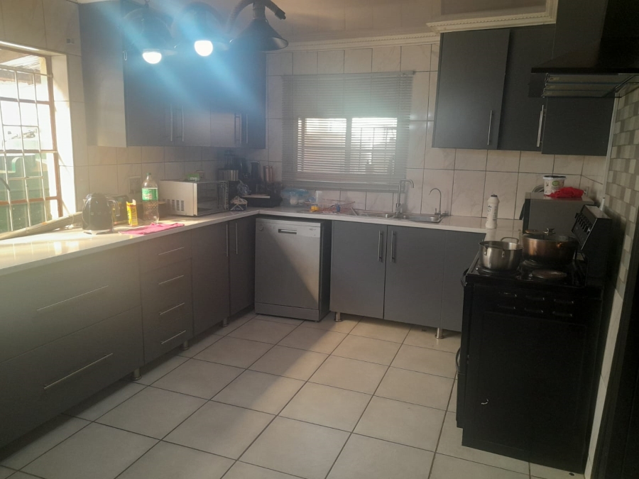 6 Bedroom Property for Sale in Oos Einde North West